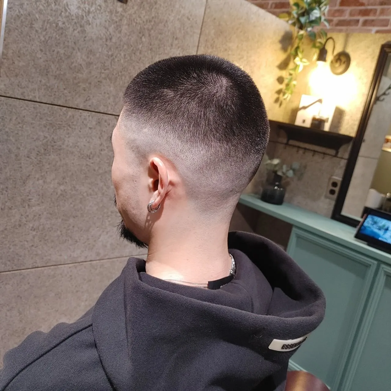 西鉄小郡駅前の支店【FRESHNES BARBER shop...